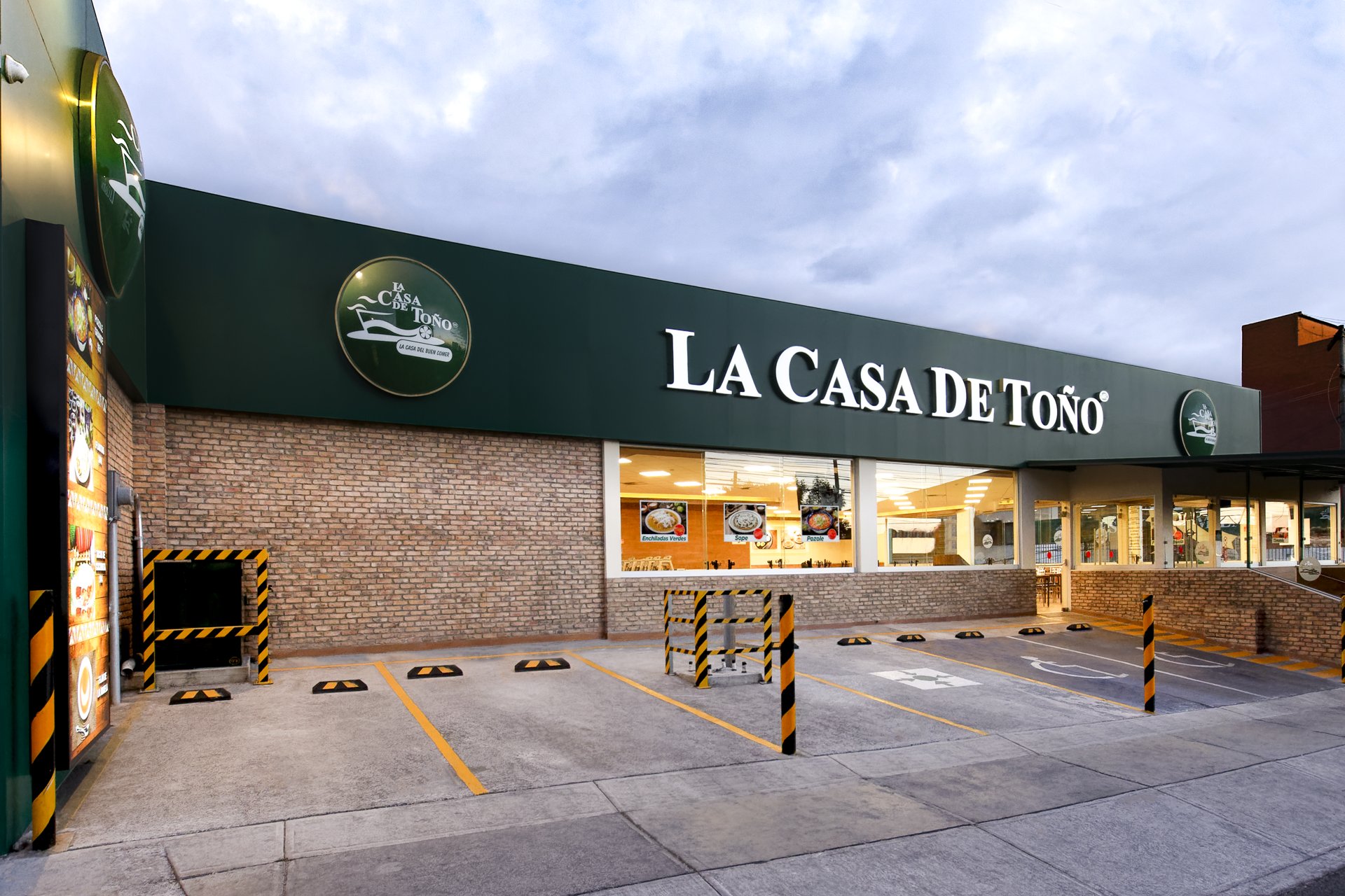 Sucursal Las Águilas de La Casa de Toño, fachada de ladrillo de día