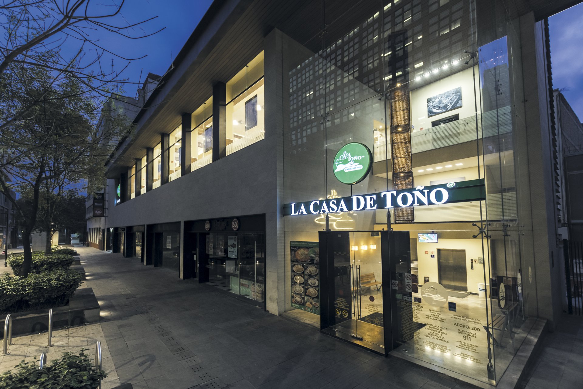Sucursal Plaza Juárez de La Casa de Toño, fachada iluminada de noche