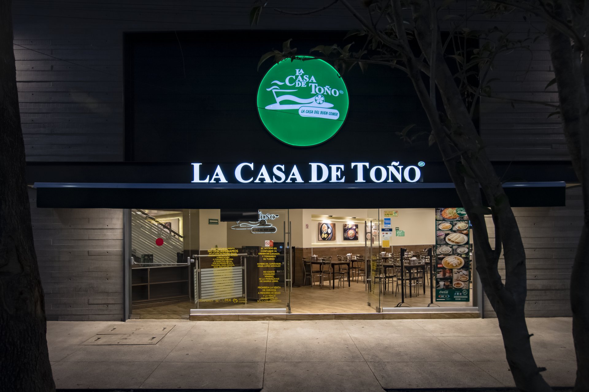 Sucursal Río Neva de La Casa de Toño, fotografía nocturna