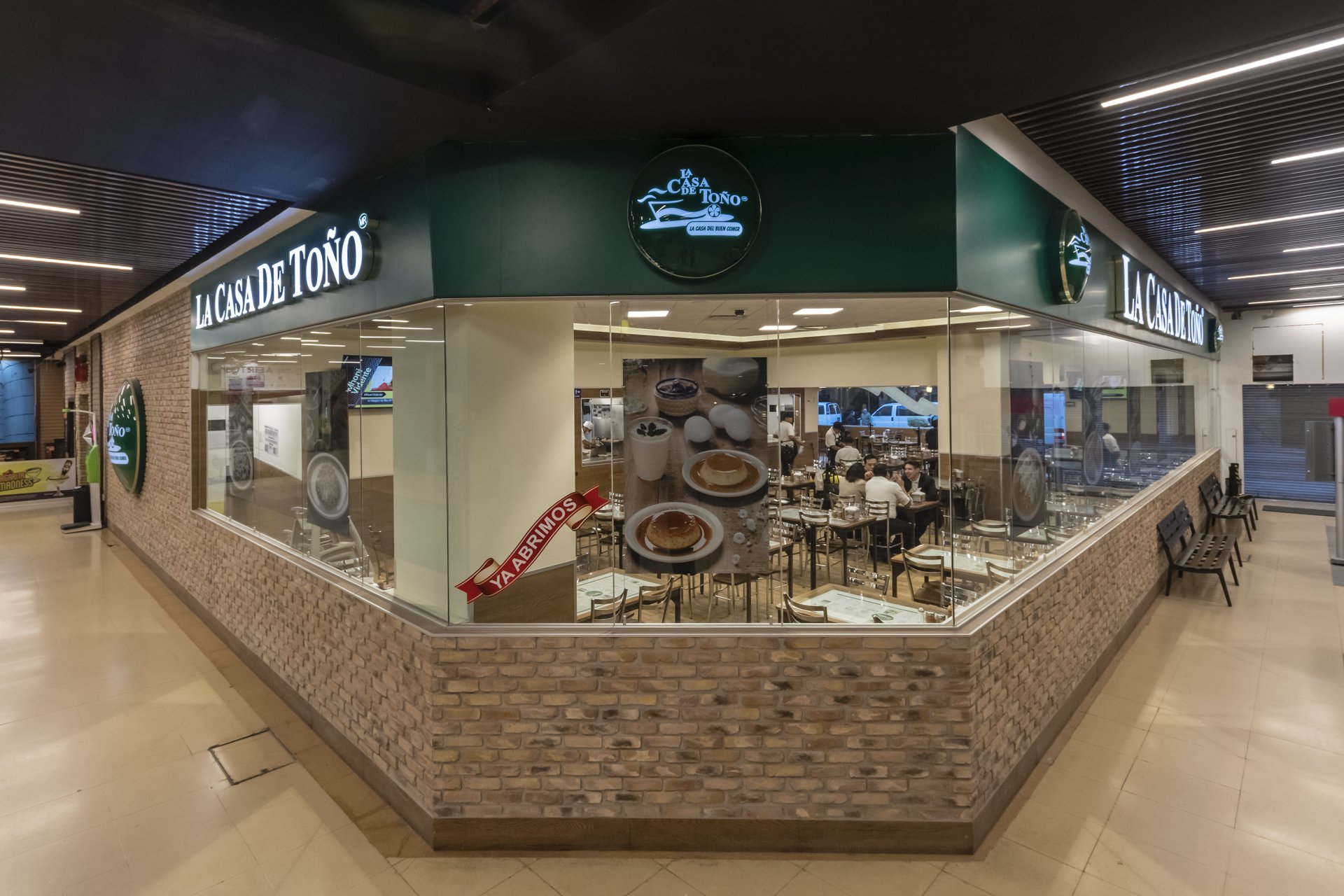 Sucursal Plaza La Rosa de La Casa de Toño, fachada de noche