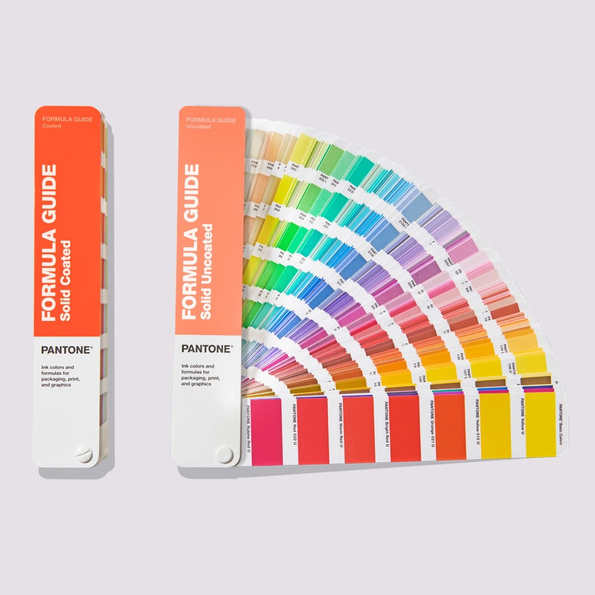 Guías Pantone Formula Guide Solid Coated y Solid Uncoated, una cerrada y otra desplegada en abanico