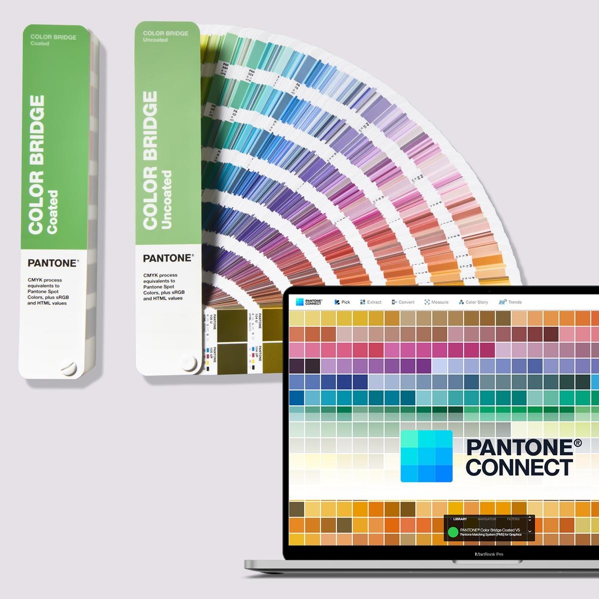 Guías Pantone Color Bridge Coated y Uncoated junto a una laptop con el software Pantone Connect